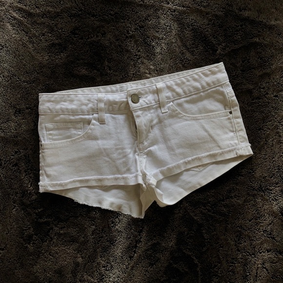 ❌SOLD❌Guess Jean Shorts - Picture 2 of 5